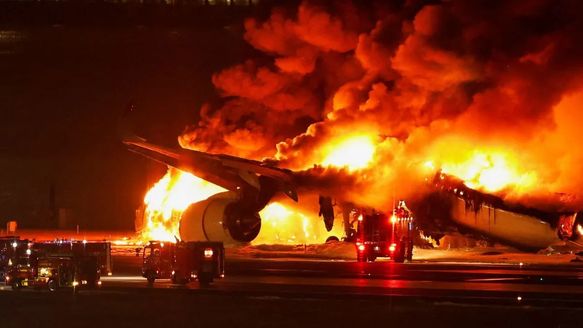 Massive fire broke out in a plane on the runway at Sydney Airport (symbolic photo) - India TV Hindi